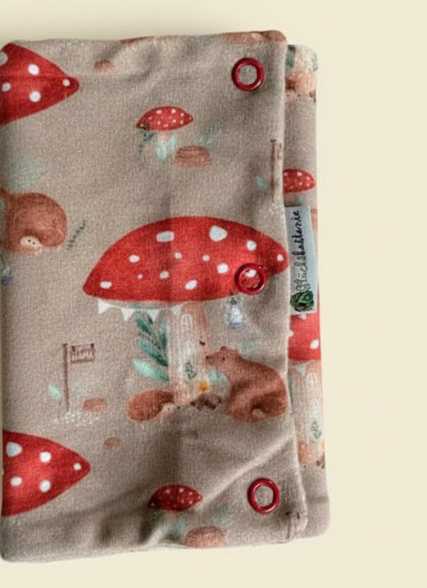 Loop mit Druckknöpfen „Bär und Igel unterm Fliegenpilz“