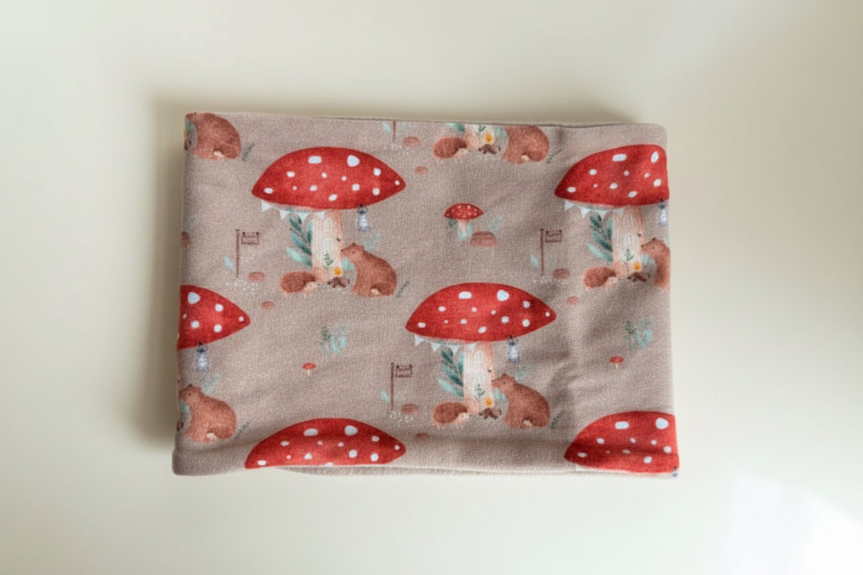 Loop mit Druckknöpfen „Bär und Igel unterm Fliegenpilz“